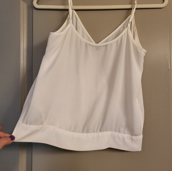 Most adorable versatile AUTHENTIC GUESS Top w/ Adjustable straps & button detail - Picture 4 of 6